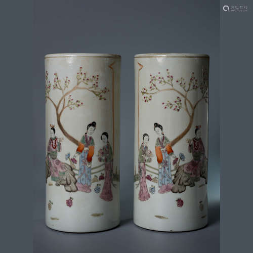 A Chinese Famille Rose Figure Painted Porcelain Hats Standing