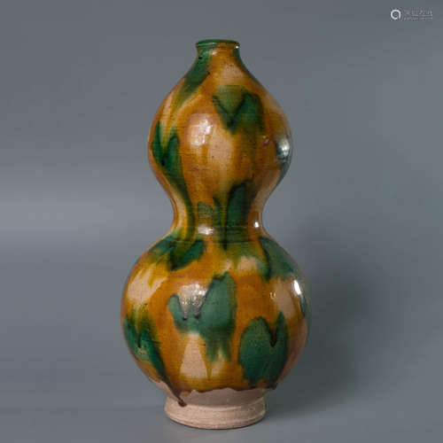 A Chinese Plain Tricolour Porcelain Gourd-shaped Vase