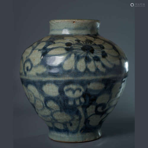 A Chinese Blue and White Floral Porcelain Jar