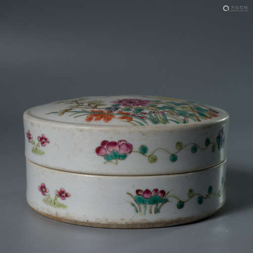 A Chinese Famille Rose Porcelain Box with Cover