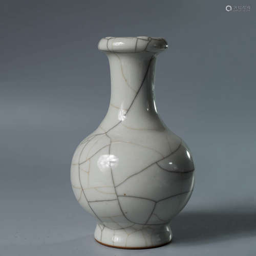 A Chinese Official Glazed Porcelain Vase