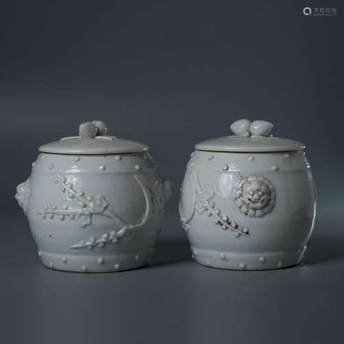 A Chinese Dehua Drum Shaped Porcelain Jar