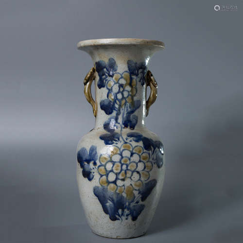 A Chinese Blue and White Floral Porcelain Vase