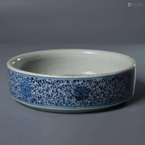 A Chinese Blue and White Floral Porcelain Washer