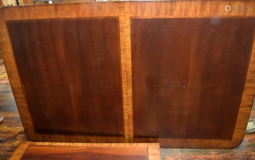 FEDERAL STYLE MAHOGANY DINING ROOM TABLE: