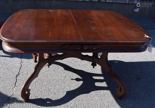 VICTORIAN WALNUT DINING TABLE: