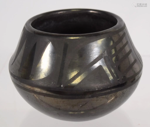 BLACK ON BLACK FLORENCE NARANJO VASE: