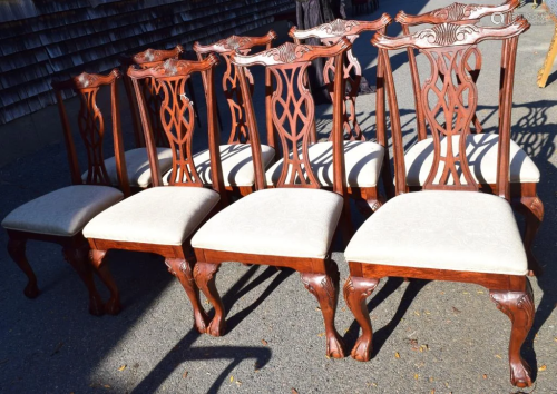 EIGHT CHIPPENDALE STYLE MAHOGANY DINNING CHAIRS