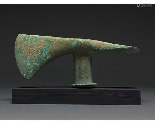 BEAUTIFUL BRONZE AGE BATTLE AXE - SUPERB PATINA