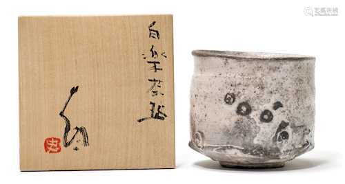 WEISSE RAKU TEESCHALE VON TSUJIMURA SHIRO (*1947).