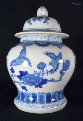 Antique Chinese Porcelain Lidded Vase/Urn