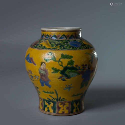 A CHINESE YELLOW GROUND FAMILLE VERTE FIGURE PAINTED PORCELAIN JAR