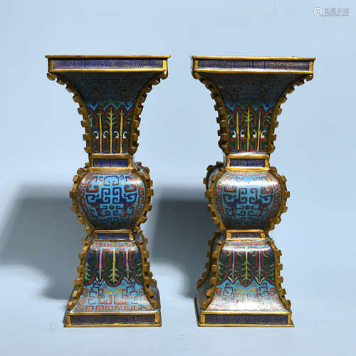 A PAIR OF CLOISONNE ENAMEL VASE IN QING DYNASTY