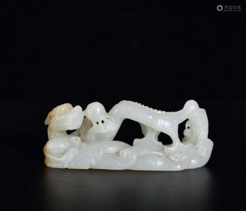 A DRAGON-SHAPED WHITE JADE ORNAMENT