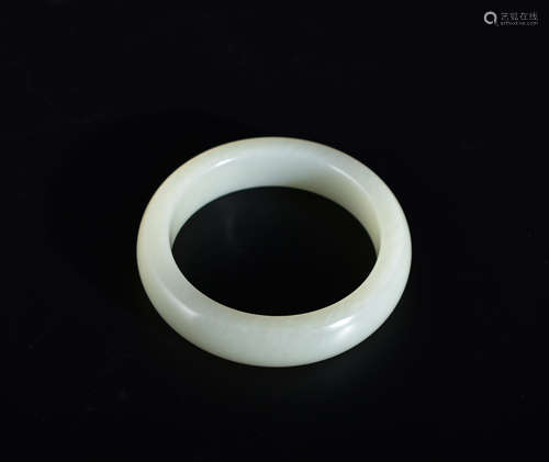 A WHITE JADE BRACELET