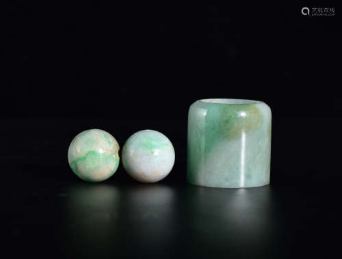 A JADEITE THUMB RING AND A GROUP OF PEARLS