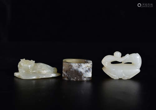 A SET OF THREE JADE PIECES