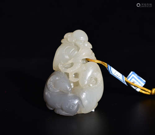 A WHITE JADE HAND PIECE SHAPED WITH ANIMAL