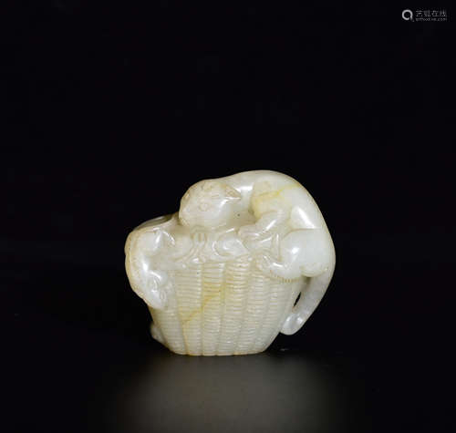 A BEAST-SHAPED WHITE JADE HAND PIECE