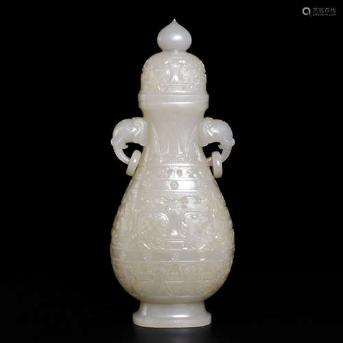 A WHITE JADE BOTTLE WITH DOUBLE BEAST-SHAPED EARS OF QING DYNASTY