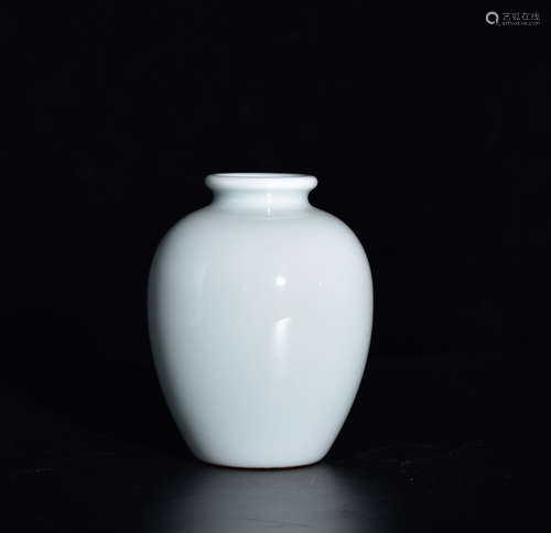 A WHITE GLAZED POT OF YONGZHENG PERIOD