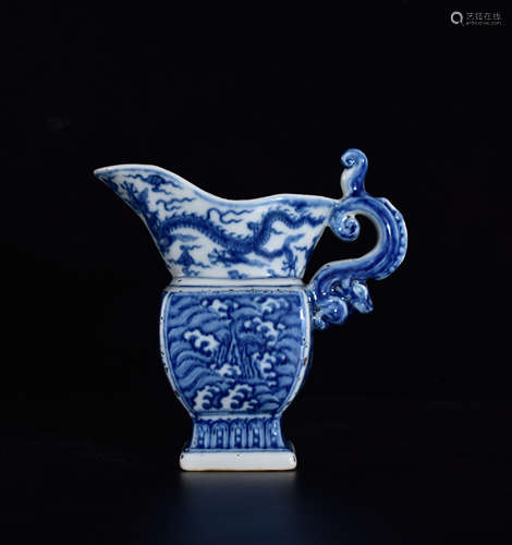 A BLUE AND WHITE CUP WITH DRAGON PATTERN