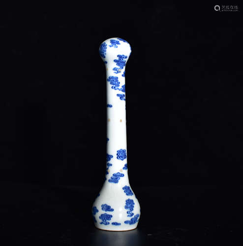 A BLUE AND WHITE BRUSH HOLDER WITH OF QING DYNASTY