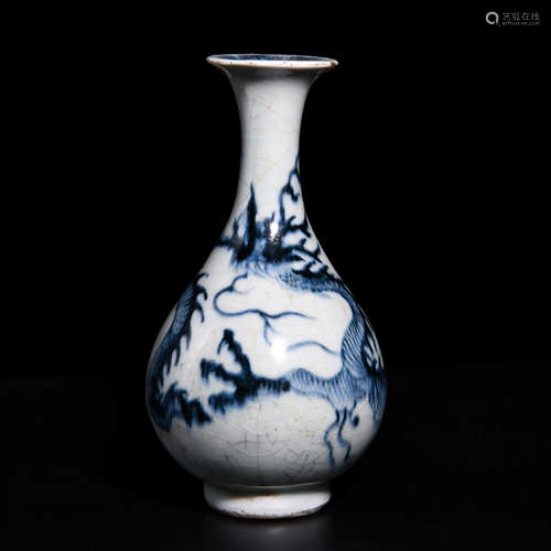 A BLUE AND WHITE BOTTLE WITH DRAGON PATTERN