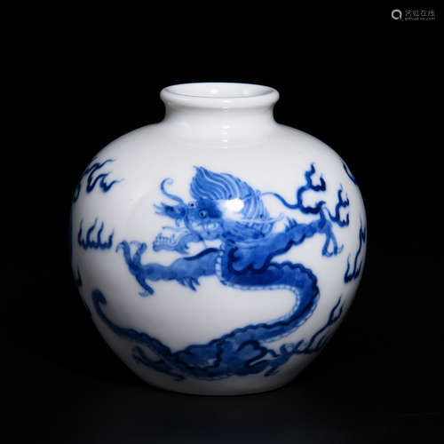 A BLUE AND WHITE POT WITH DRAGON PATTERN