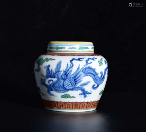 A BLUE AND WHITE JAR WITH DRAGON PATTERN