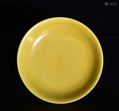 A YELLOW GLAZED PLATE