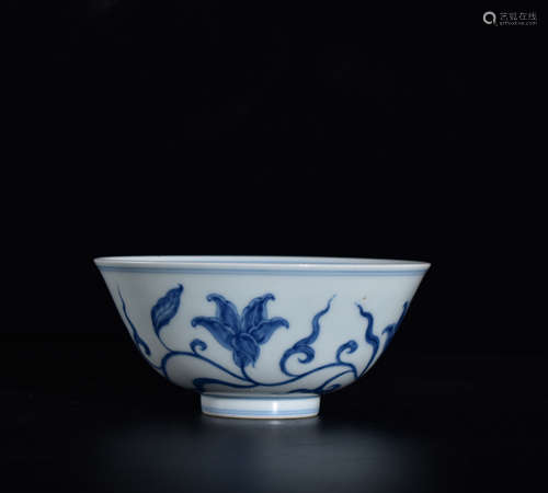 A BLUE AND WHITE BOWL WITH FLOWER PATTERN