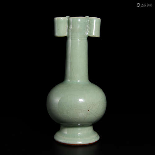 A LONGQUAN KILN BOTTLE WITH PIERCED HANDLES