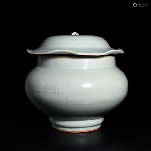 A LONGQUAN KILN JAR