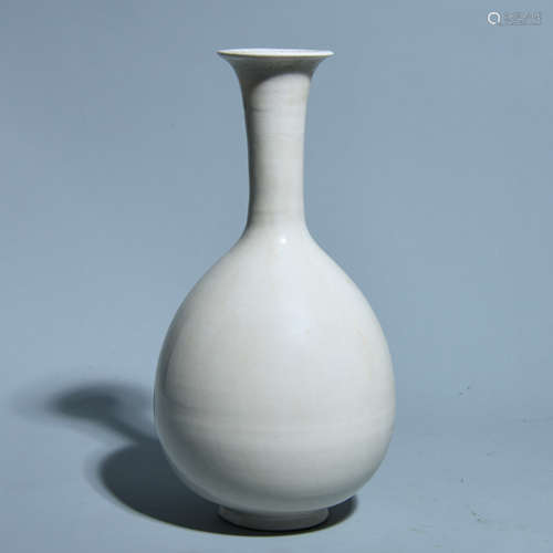 A DING KILN WHITE GLAZED BOTTLE