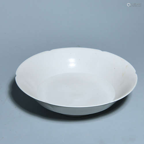 A DING KILN WHITE GLAZE PLATE