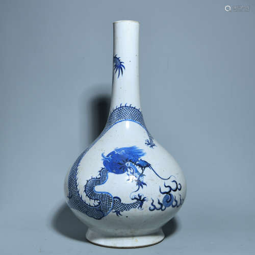 A BLUE AND WHITE BOTTLE PATTERNED WITH DRAGON