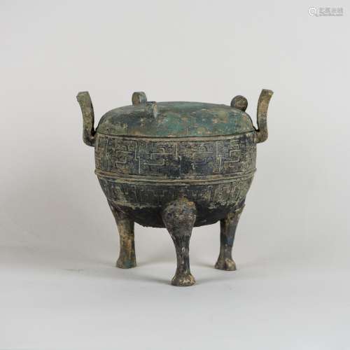 A BRONZE RITUAL TRIPOD FOOD VESSEL AND COVER, DING