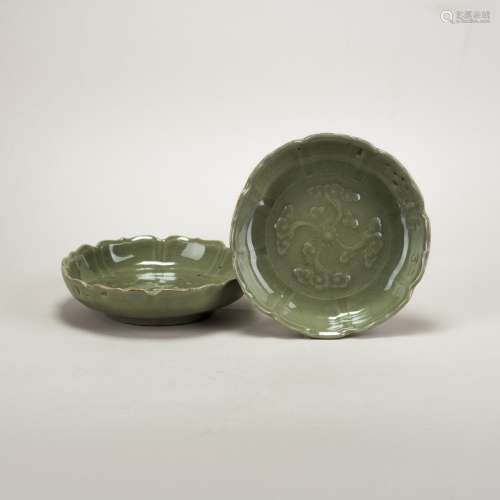 A PAIR OF CHINESE LOBED LONGQUAN CELADON GLAZED DISHES