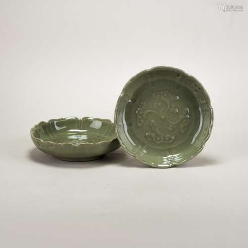 A PAIR OF CHINESE LOBED LONGQUAN CELADON GLAZED DISHES