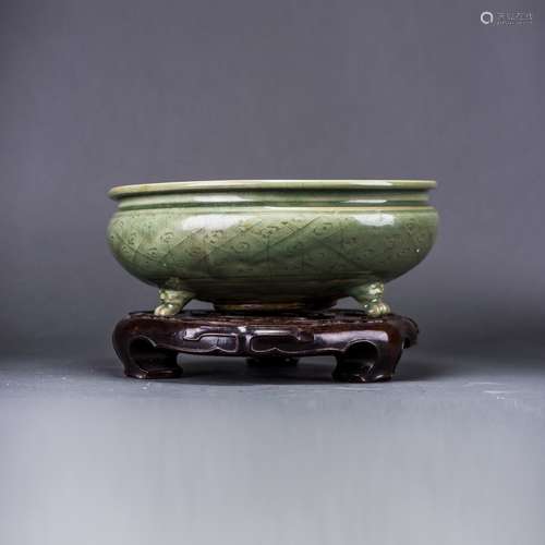 A LONGQUAN CELADON TRIPOD CENSER, WITH WODDEN BASE