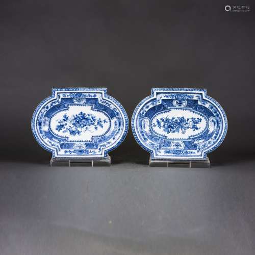 A PAIR OF LARGE BLUE AND WHITE 'FLORAL' DISHES