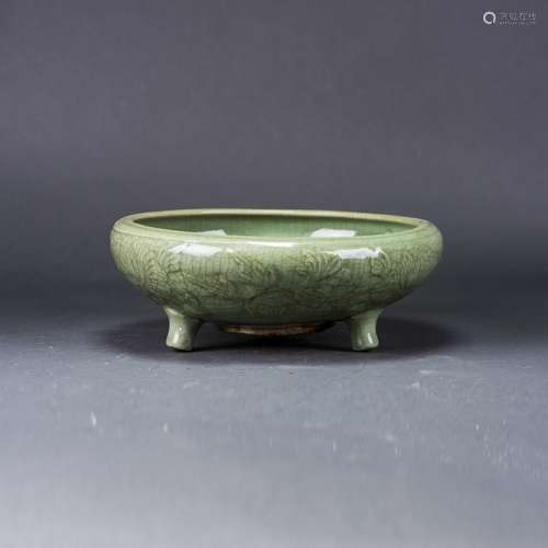 A LONGQUAN CELADON TRIPOD CENSER