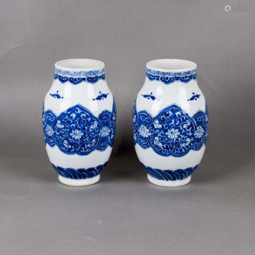 A PAIR OF BLUE AND WHITE OVOID VASES, KANGXI PERIOD