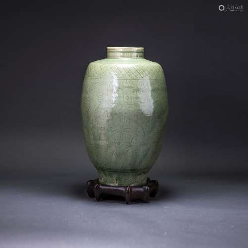 A LONGQUAN CELADON VASE WITH WOODED BASE