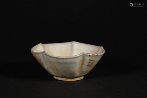 A CHINESE VINTAGE PORCELAIN BOWL