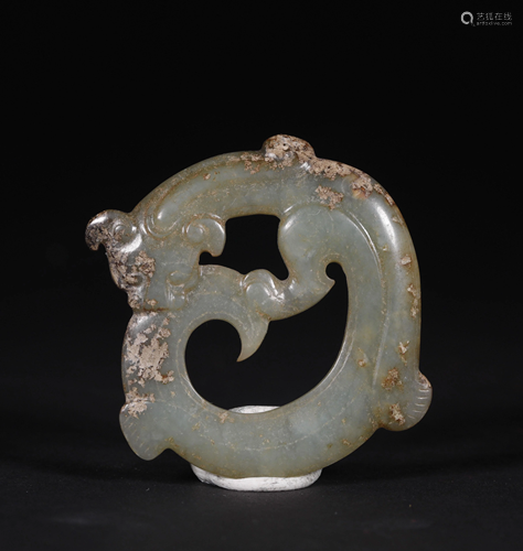 A CHINESE VINTAGE JADE ITEM