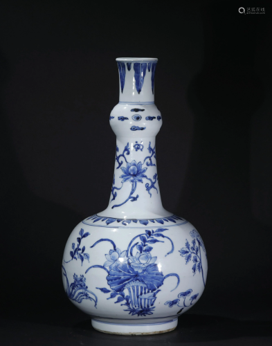 A CHINESE VINTAGE BLUE AND WHITE PORCELAIN VASE