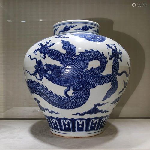 A CHINESE LARGE VINTAGE PORCELAIN JAR