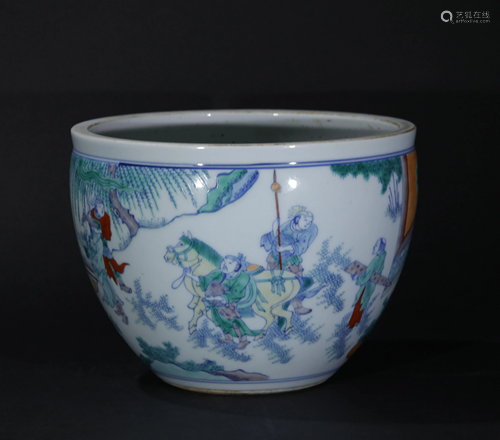 A CHINESE DOUCAI GLAZE PORCELAIN CONTAINER